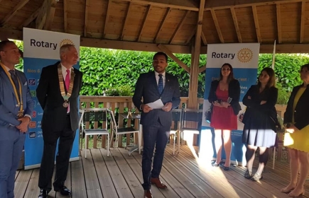 David Le Liboux (à droite) succède à Alexandre Navarro (à gauche), à la présidence du Rotary club Vannes atlantique.